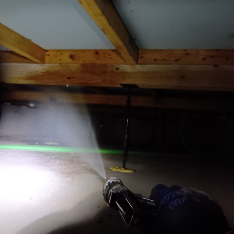 基礎に防蟻剤を吹き付ける様子