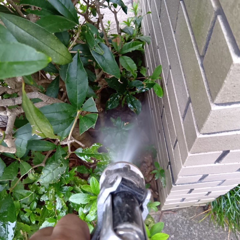 建物外周の土壌に防蟻剤を散布