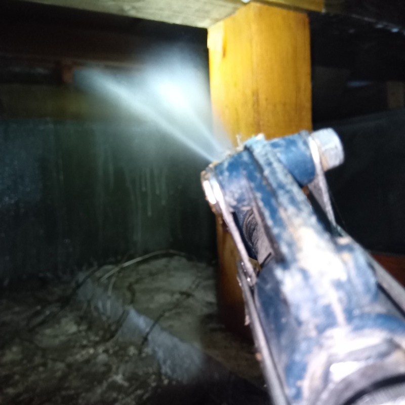 床下木材に防蟻剤を散布