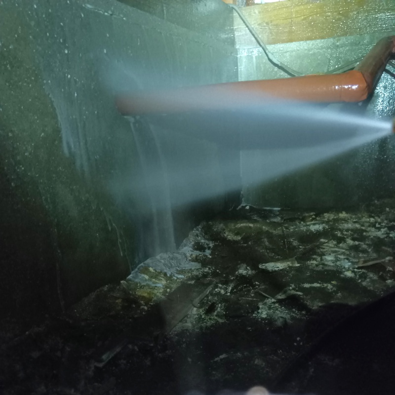 基礎に防蟻剤を散布