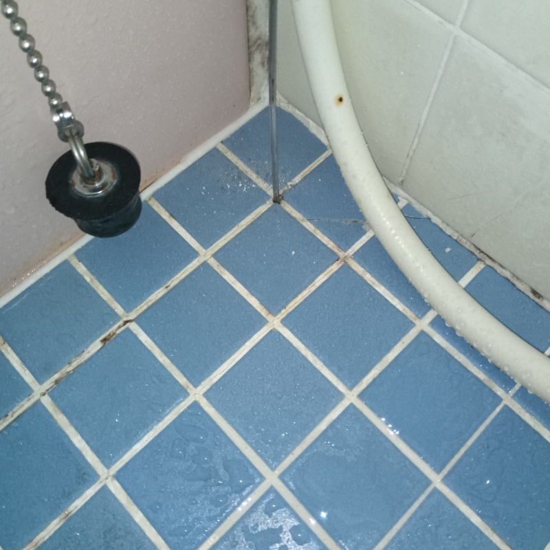 浴室床の目地から防蟻剤を注入