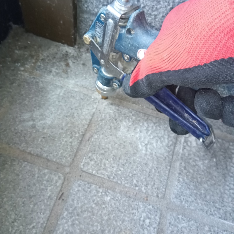 玄関床の目地から防蟻剤を注入