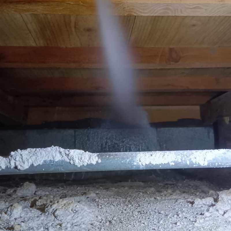 基礎にシロアリ駆除剤を散布