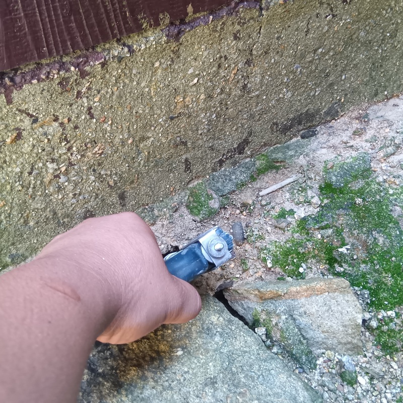 建物外周のコンクリートにシロアリ駆除剤を注入