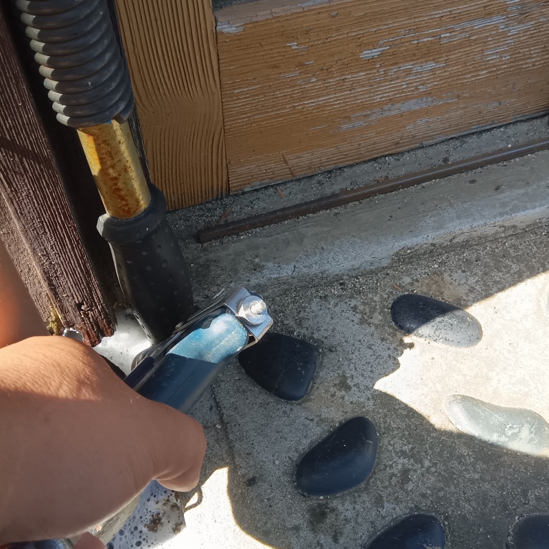 玄関先のコンクリートに穴を開けて防蟻剤を注入