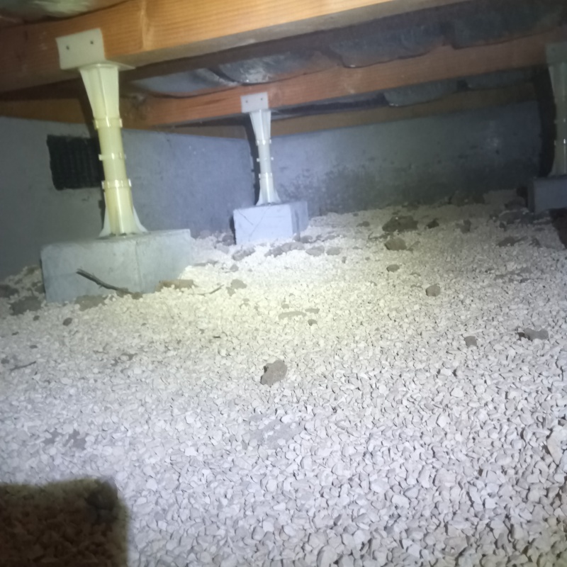 調湿剤で床下の環境を整えている様子