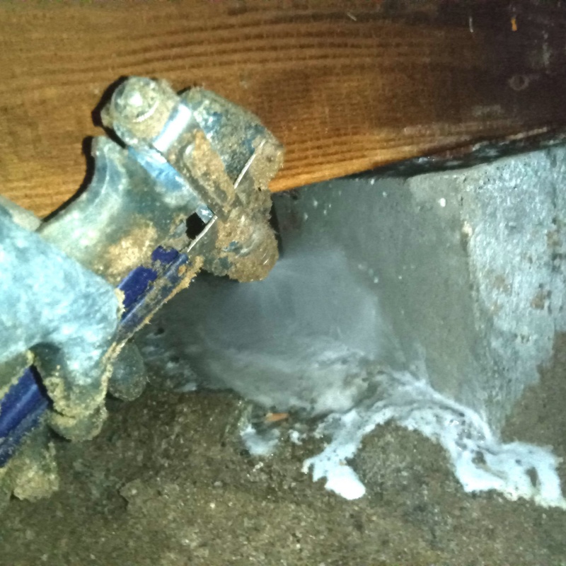 基礎にシロアリ駆除剤を散布