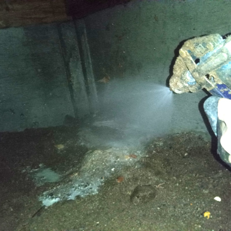 地面にシロアリ駆除剤を散布