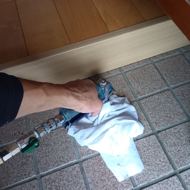 玄関床のタイルの目地からシロアリ駆除剤を注入