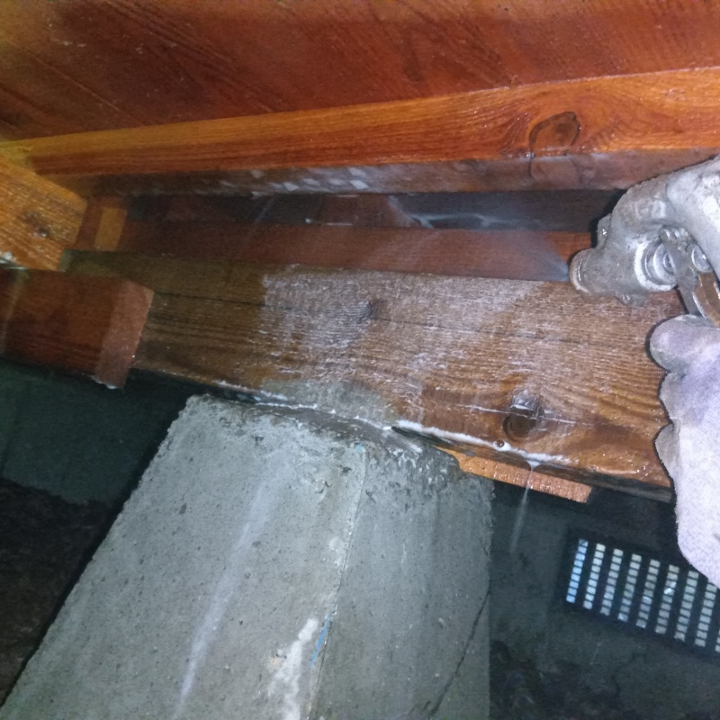 床下木材にシロアリ駆除剤を散布