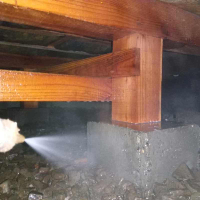 束石まわりにシロアリ駆除剤を散布