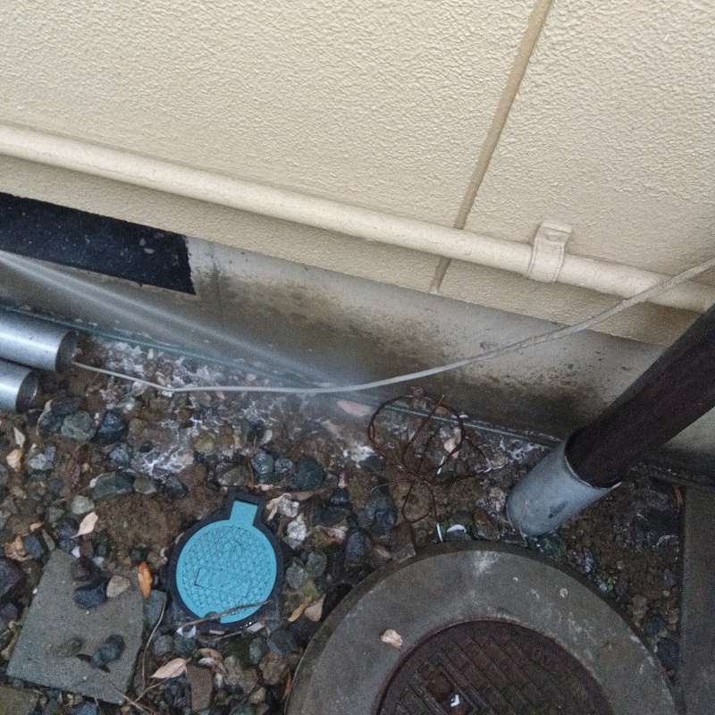 床下換気口まわりにシロアリ駆除剤を散布