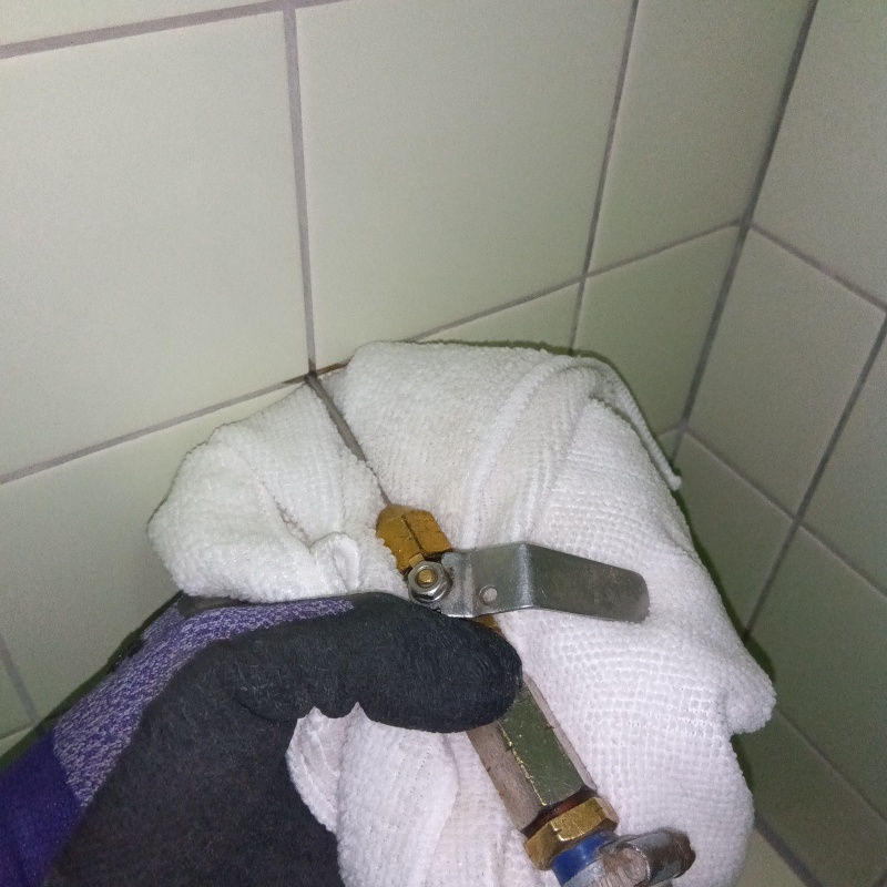 トイレ床の目地からシロアリ駆除剤を注入