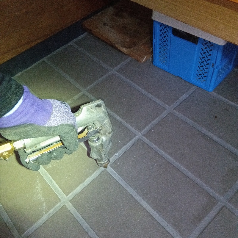 玄関床のタイルの目地からシロアリ駆除剤を注入