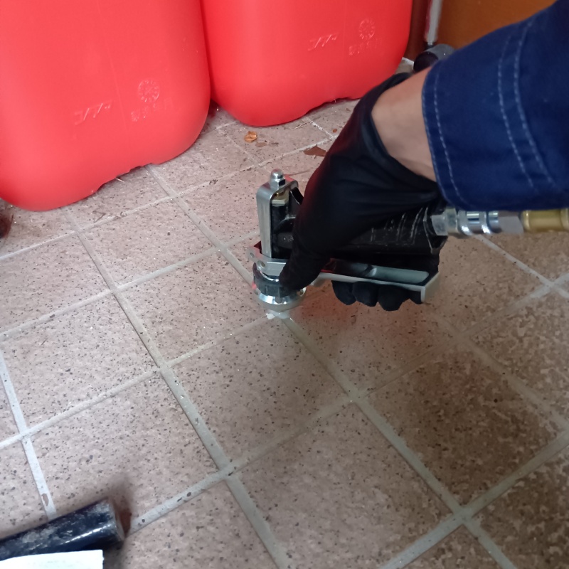 玄関床の目地に穴を開けて防蟻剤を注入