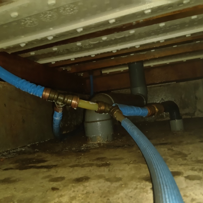 地面や基礎に防蟻剤を散布した様子