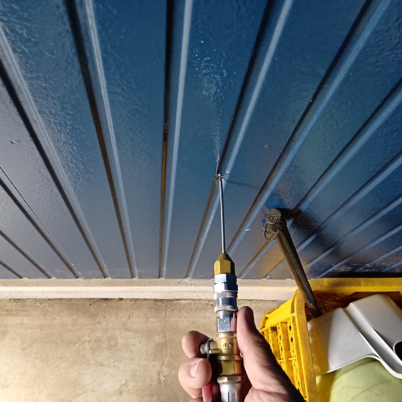 外壁に穴を開けて防蟻剤を注入