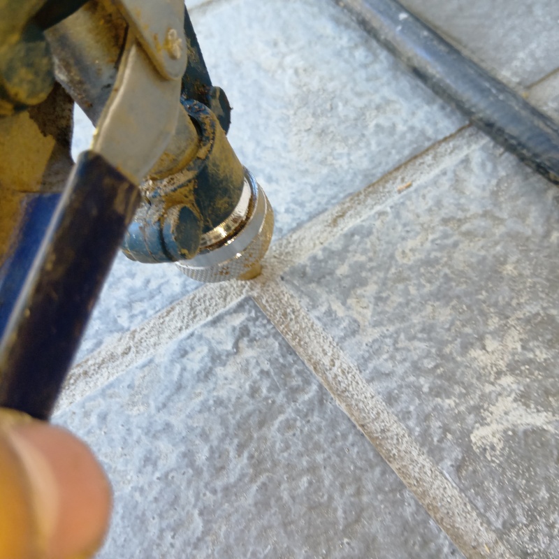 地面にシロアリ駆除剤を注入