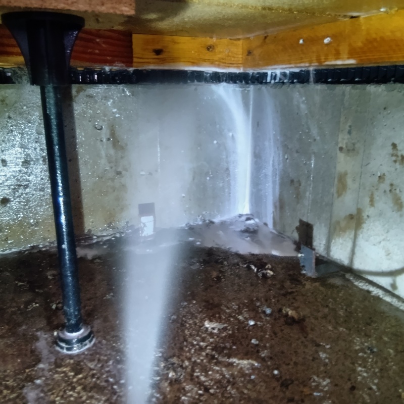 床下の木材にシロアリ駆除剤を散布