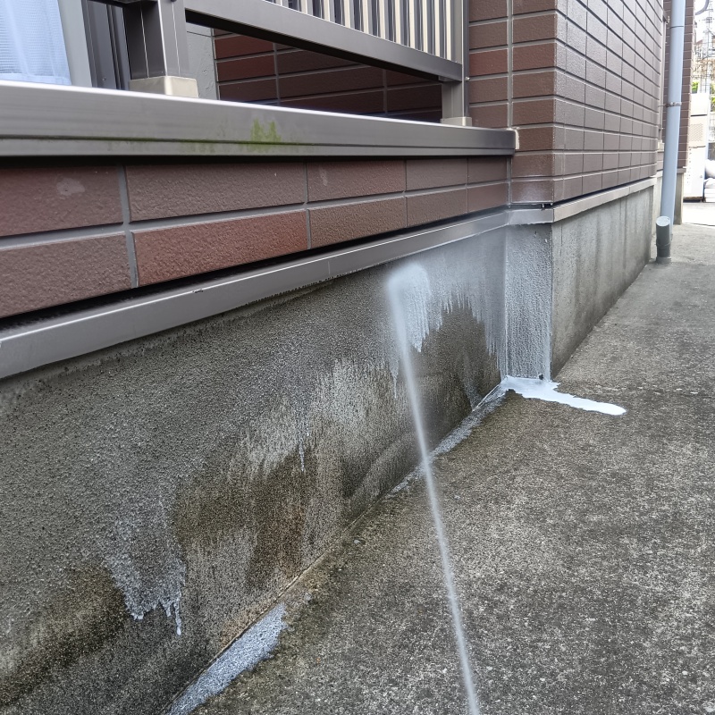 建物の外周にシロアリ駆除剤を散布