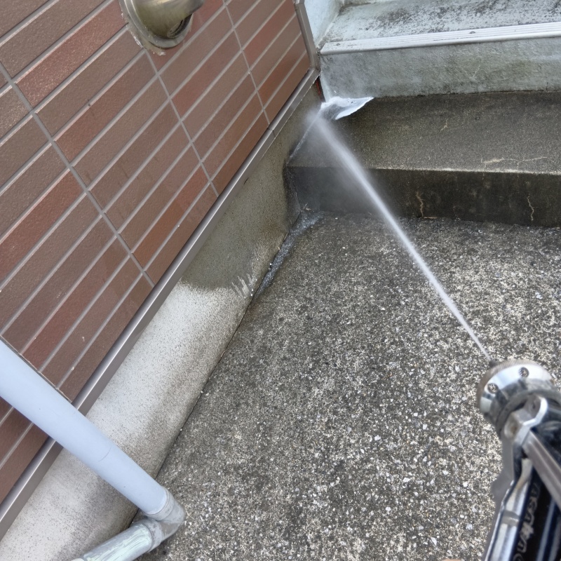 建物の外周にシロアリ駆除剤を散布