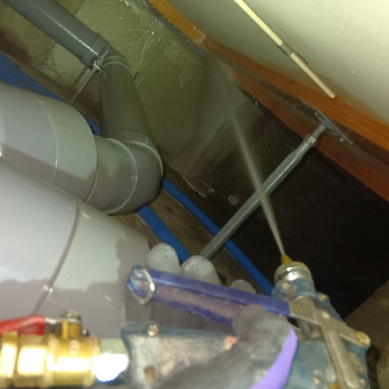 床下の木材に防蟻剤を散布