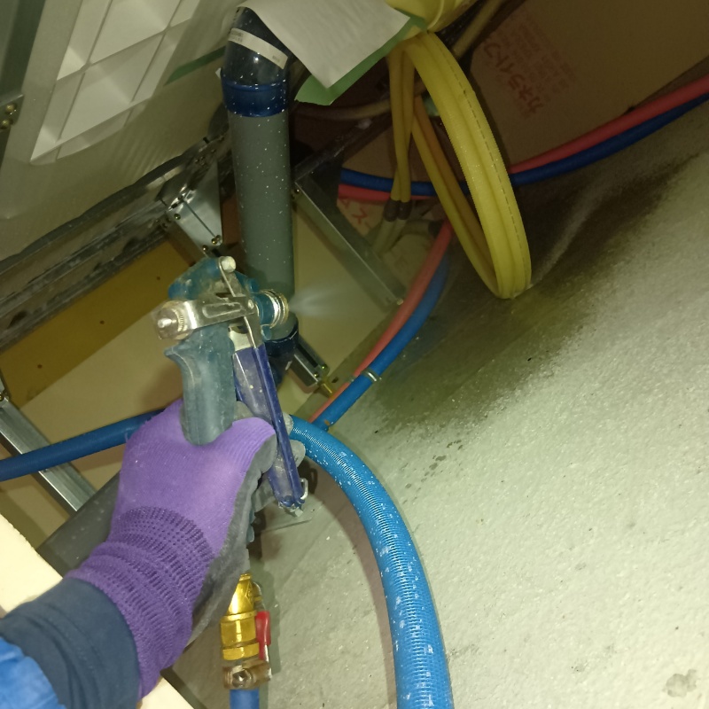 床下の地面に防蟻剤を散布