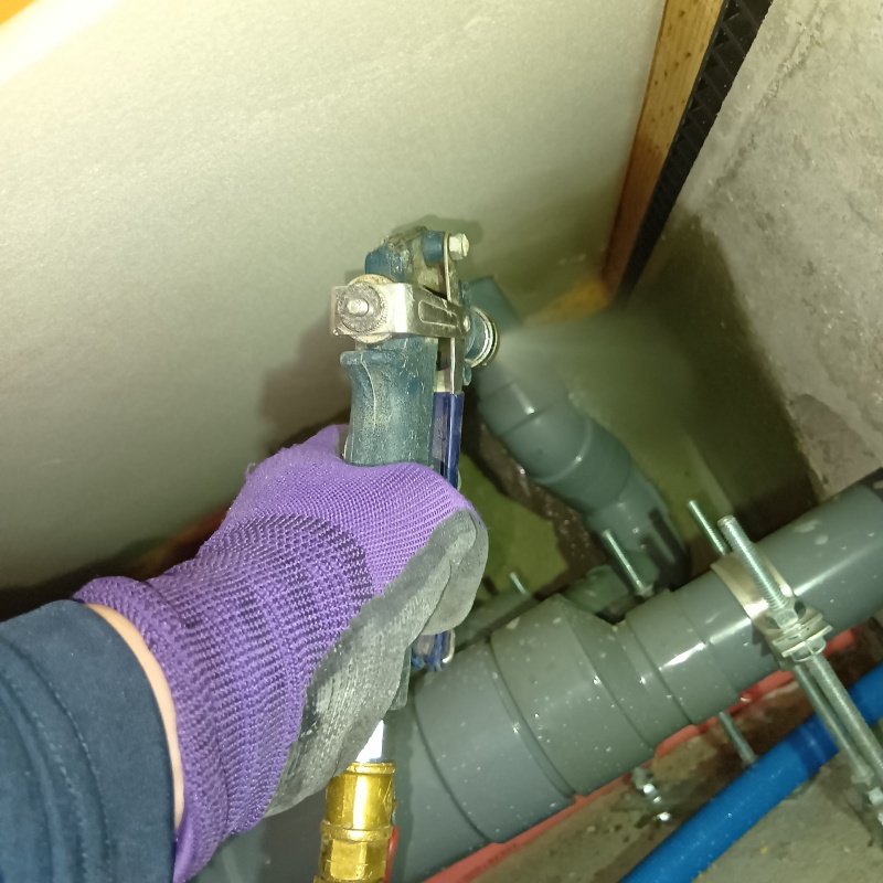 配管まわりに防蟻剤を散布