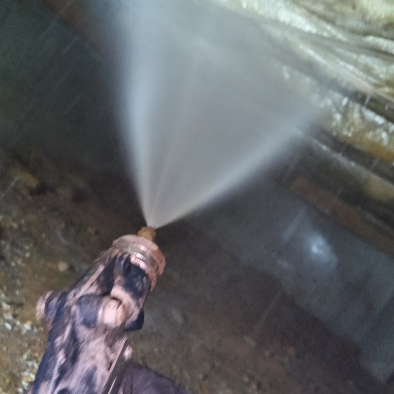 床下の断熱材にシロアリ駆除剤を散布