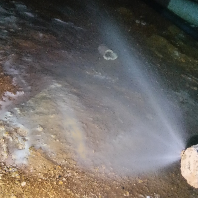 床下の地面にシロアリ駆除剤を散布