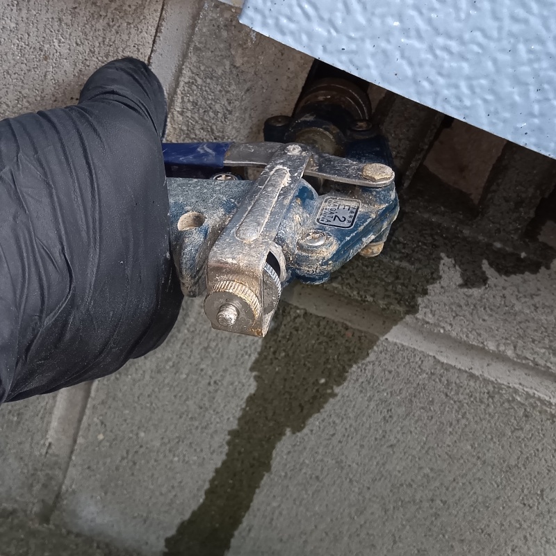 床下換気口からシロアリ駆除剤を散布