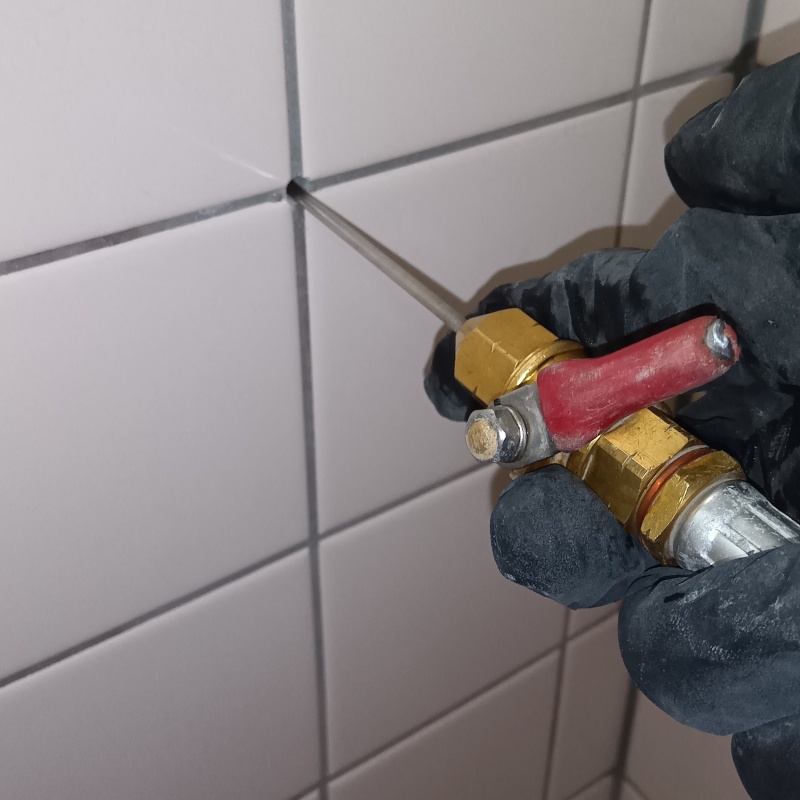 壁にシロアリ駆除剤を注入