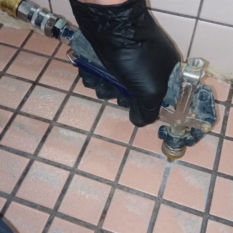 床にシロアリ駆除剤を注入