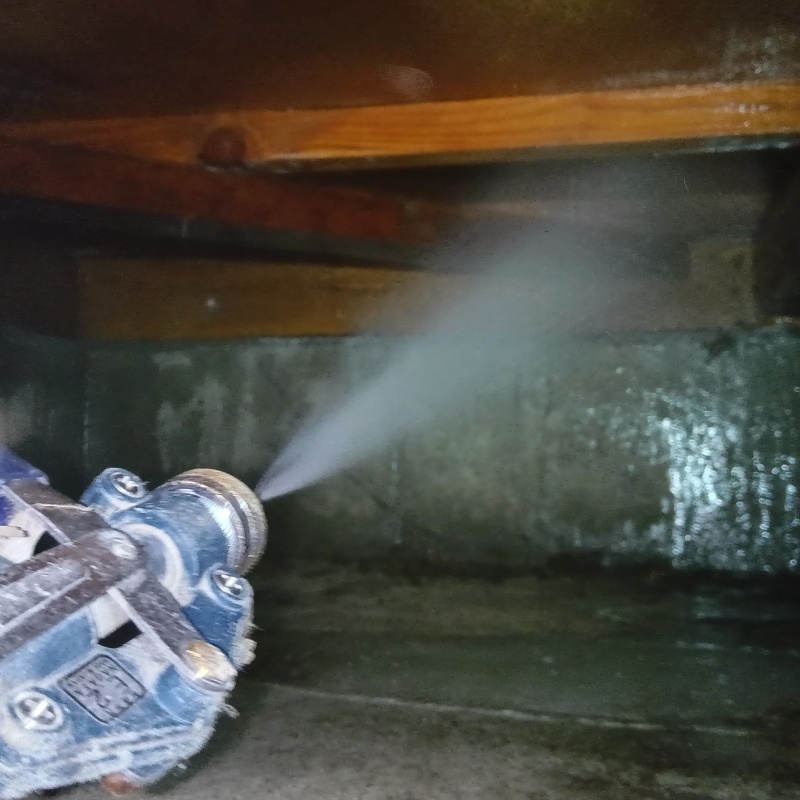 床下の木材にシロアリ駆除剤を散布