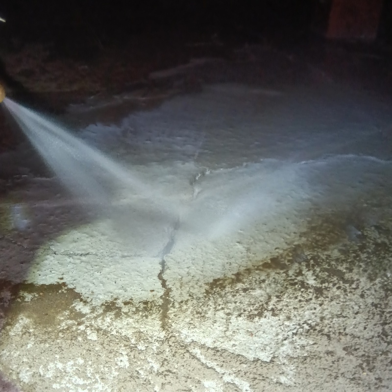 床下の地面にシロアリ駆除剤を散布