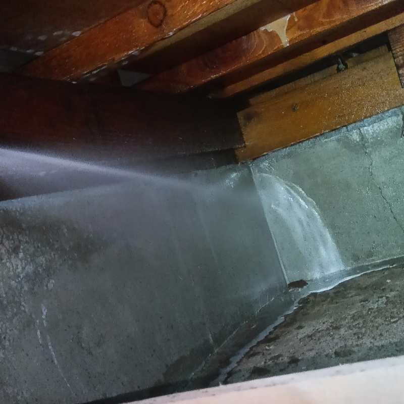 床下の地面にシロアリ駆除剤を散布