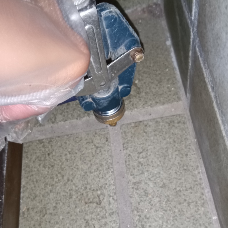 地面にシロアリ駆除剤を注入