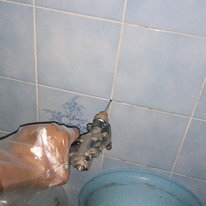 壁にシロアリ駆除剤を注入