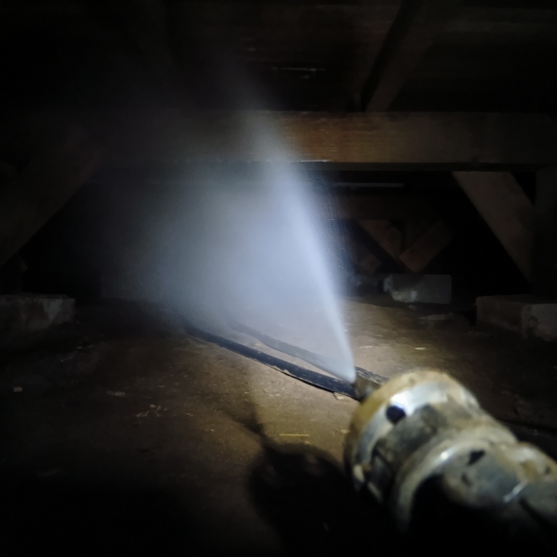 床下の木材にシロアリ駆除剤を散布