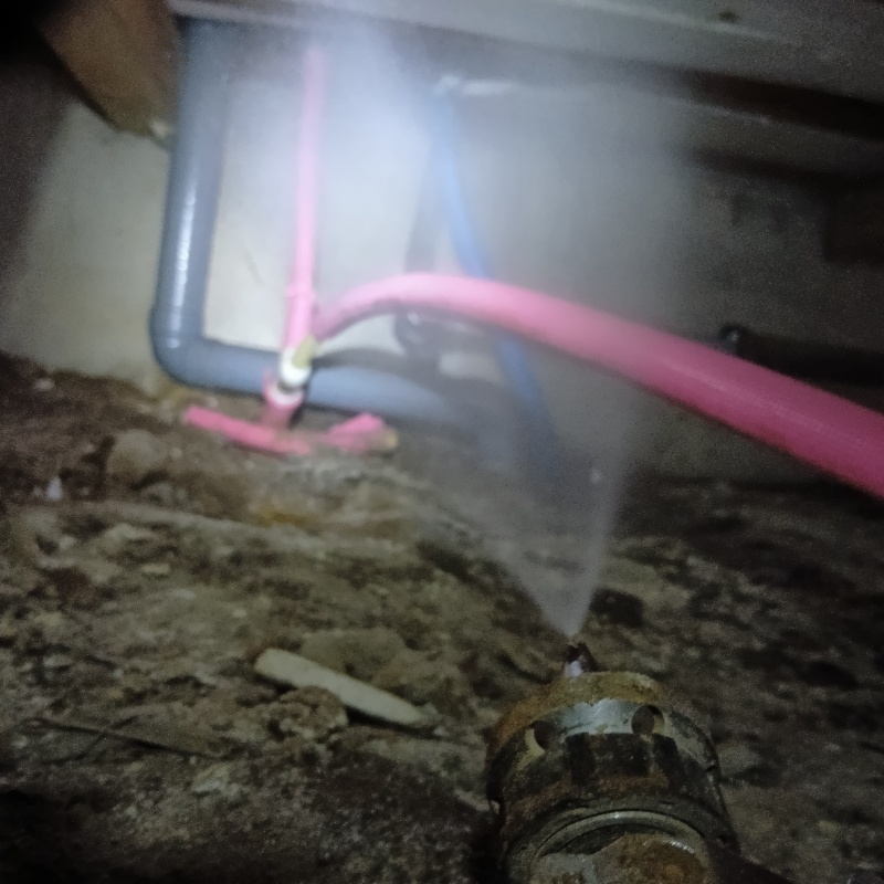 床下の木材にシロアリ駆除剤を散布