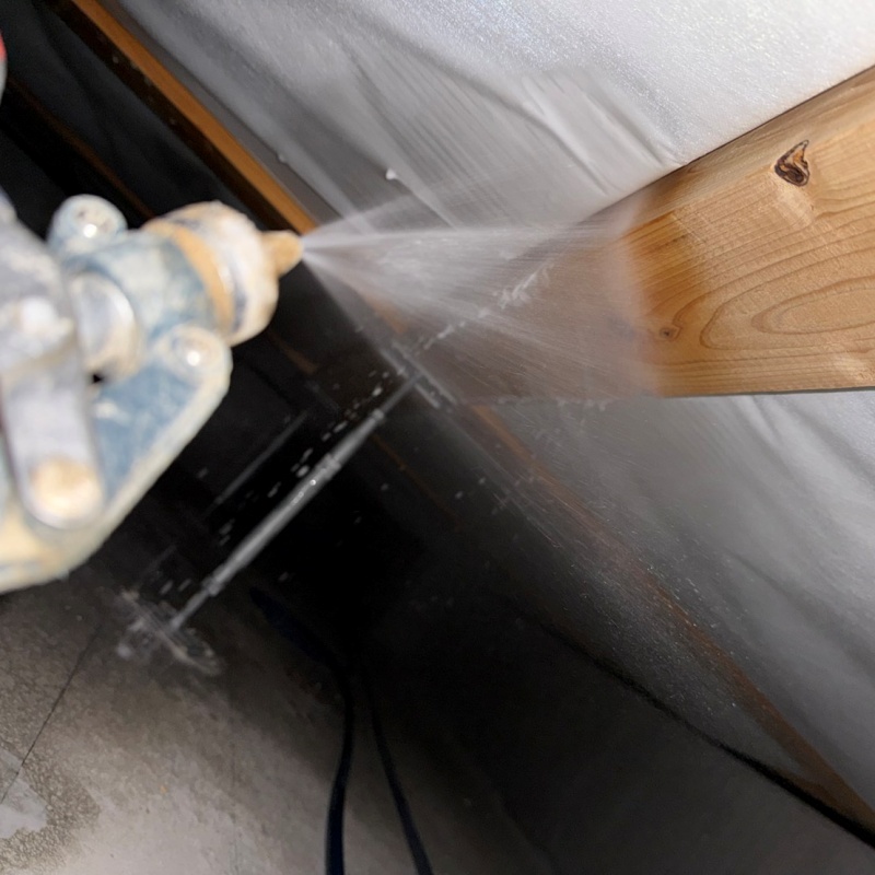 床下の木材に防蟻剤を散布