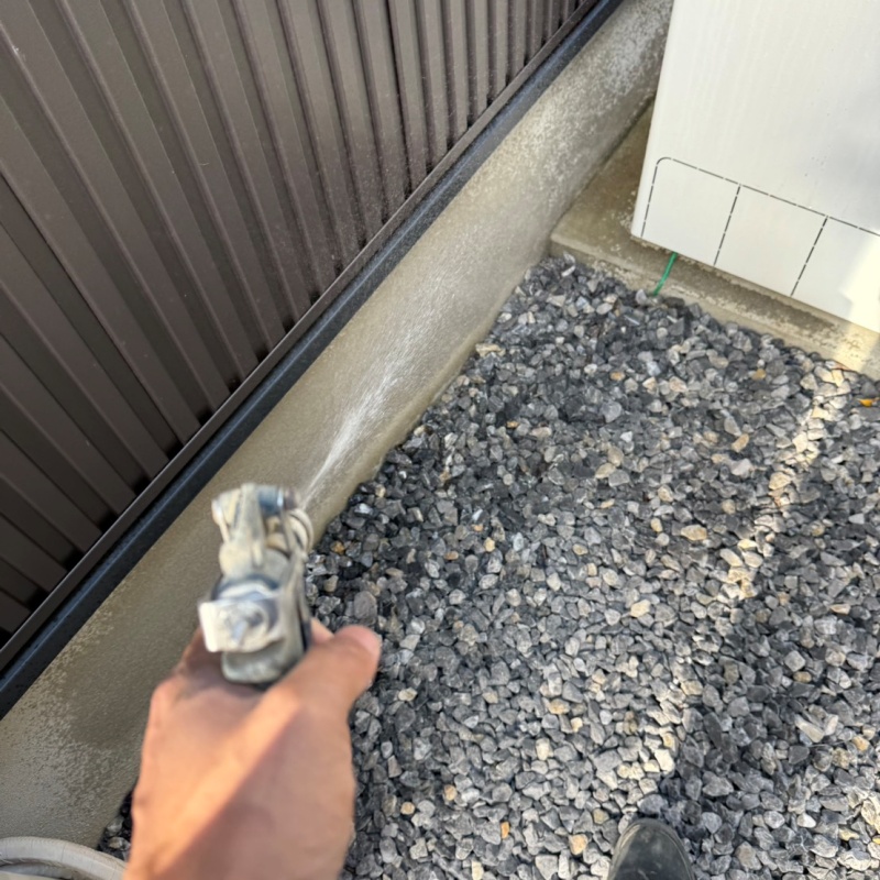 建物の外周に防蟻剤を散布