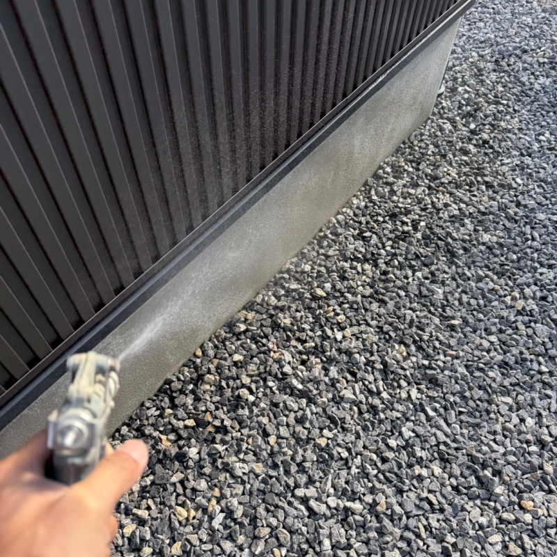 建物の外周に防蟻剤を散布