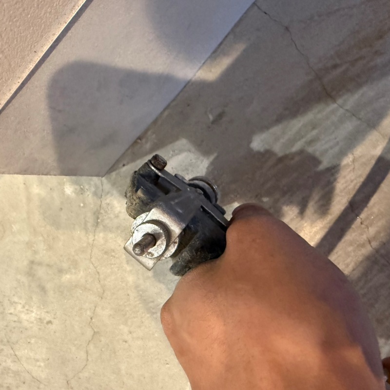 床に防蟻剤を注入