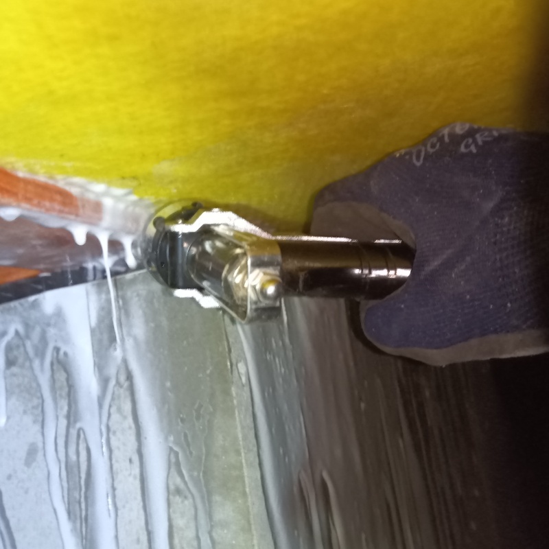 床下の木材に防蟻剤を散布