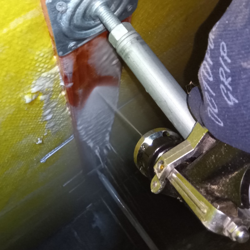 床下の木材に防蟻剤を散布