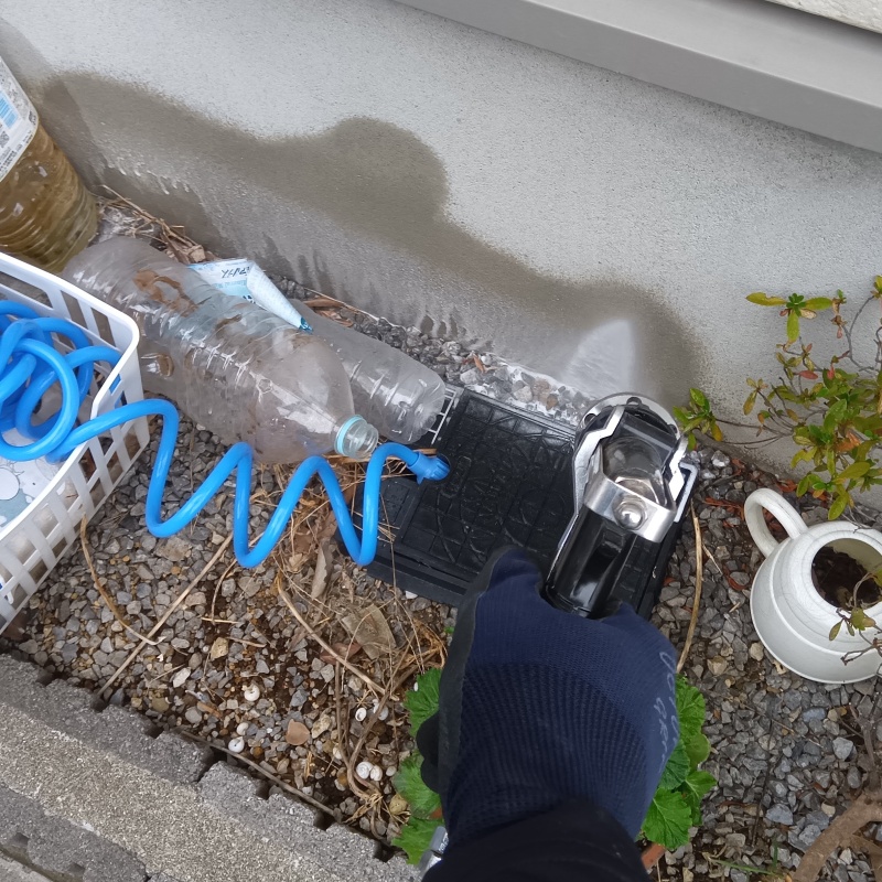 屋外の地面に防蟻剤を散布