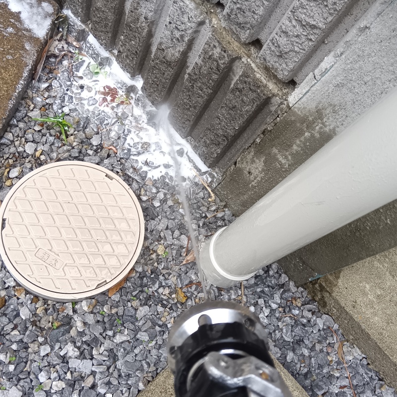 屋外の地面に防蟻剤を散布