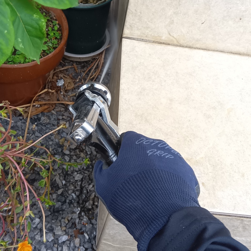 建物の外周に防蟻剤を散布