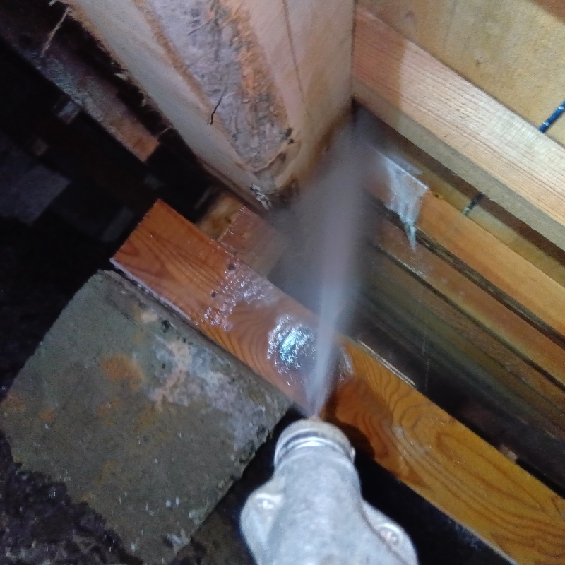 床下の木材に防蟻剤を散布